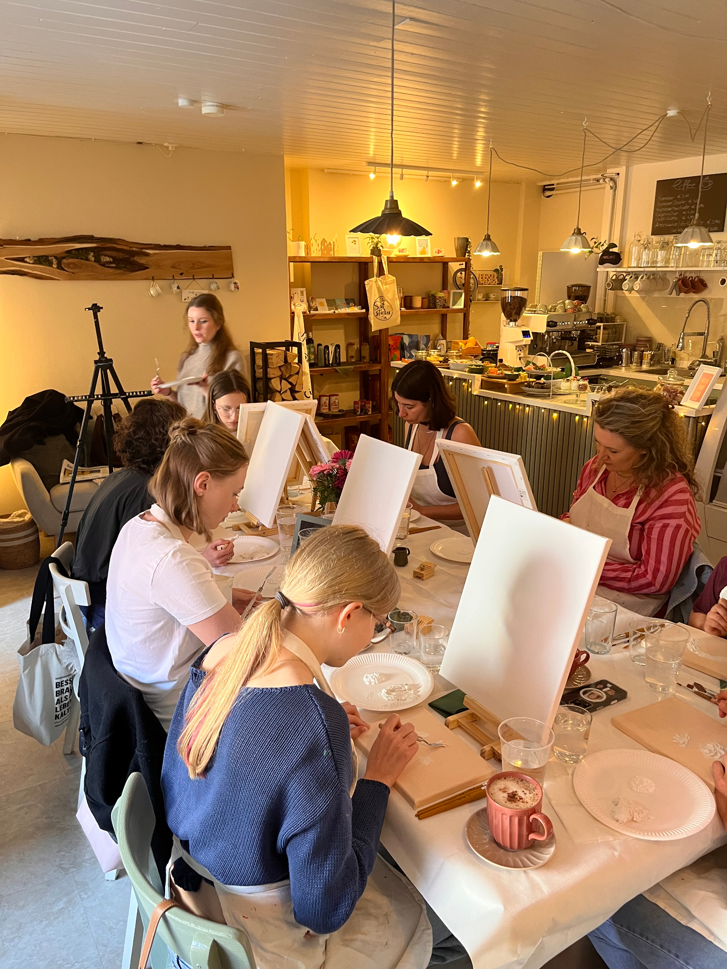 Paint & Brunch im Café Die Spätstückerin – Teilnehmerinnen beim Malen