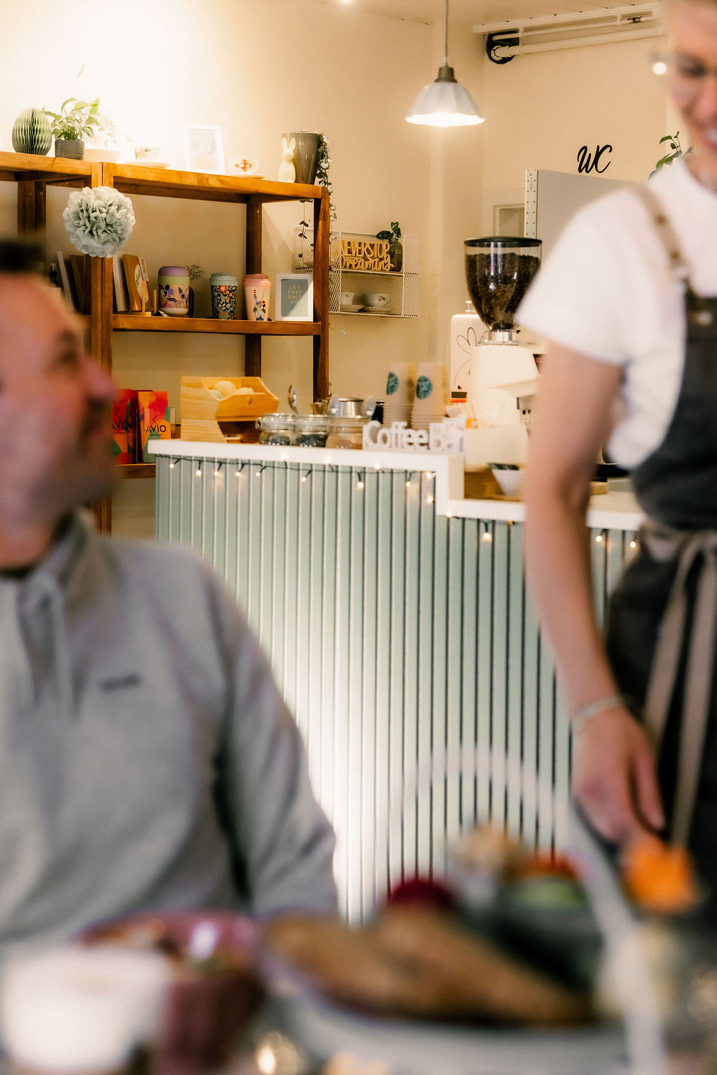 Coffee Bar mit Espressomühle und liebevoller Deko