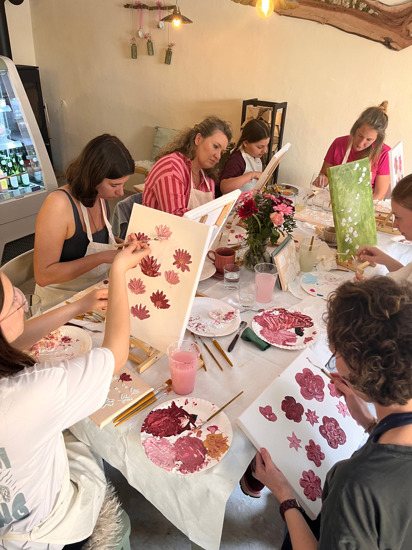 Selbstgemalte Textured-Flowers-Bilder beim Paint & Brunch